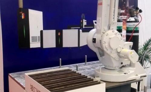 焊接机器人全位姿作业演示 舵轮驱动下的空间灵活性探索